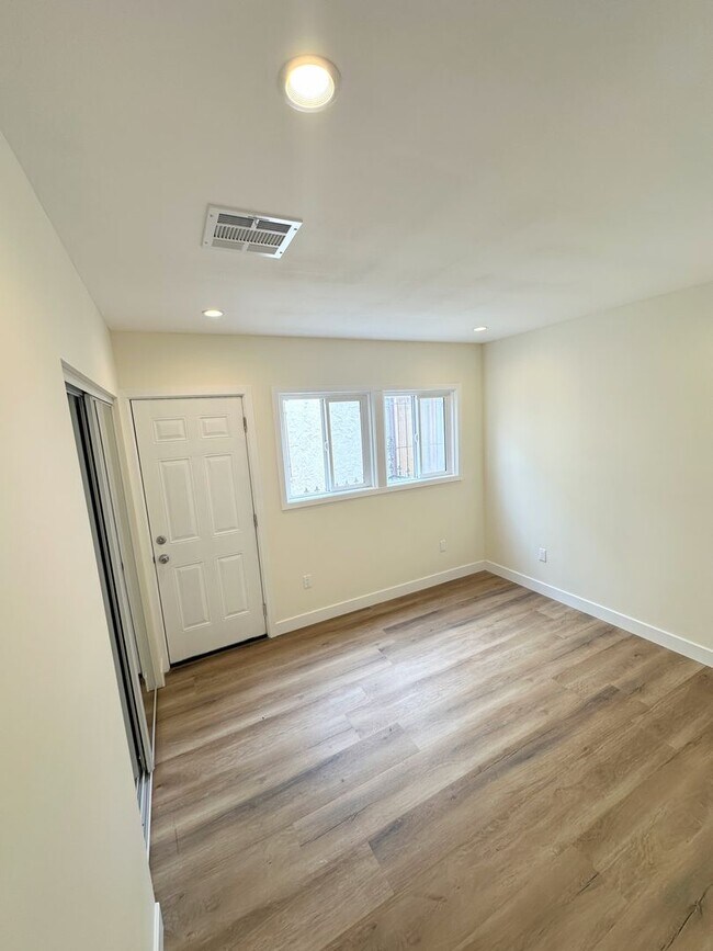 Building Photo - Front Unit, 2bd/1.5 bath with Central A/C and Heat and washer/dryer hookups