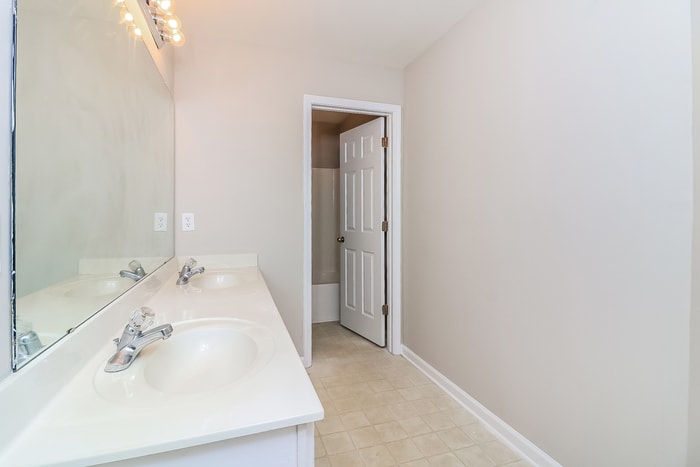 Building Photo - 5456 The Vyne Ave