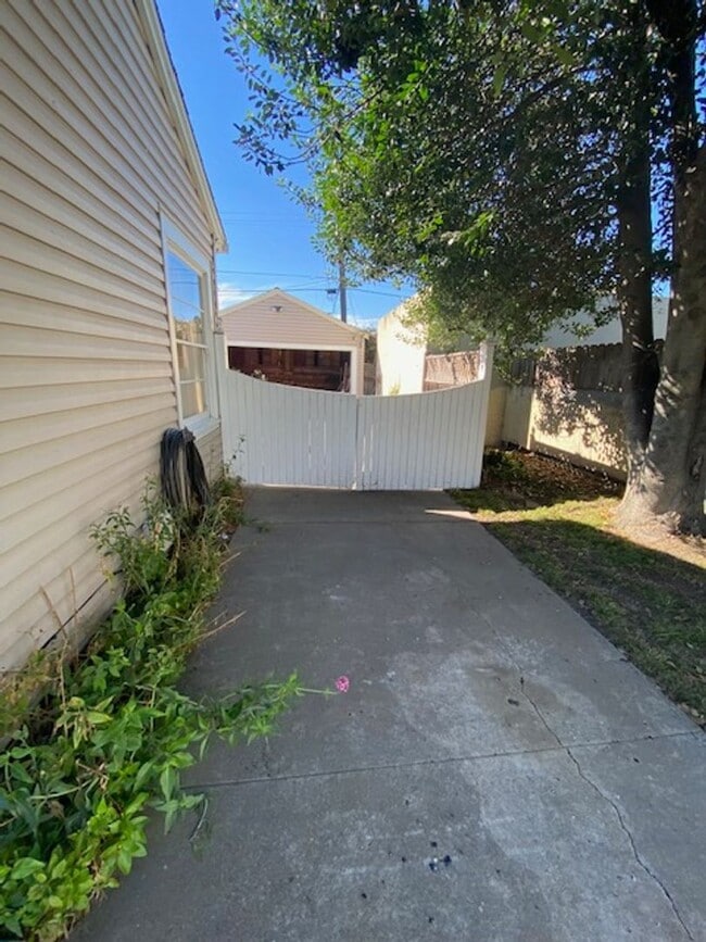 Building Photo - Maple Park LARGE 2 BR/ 2BA with 2 Car Garage & Large Fenced Yard