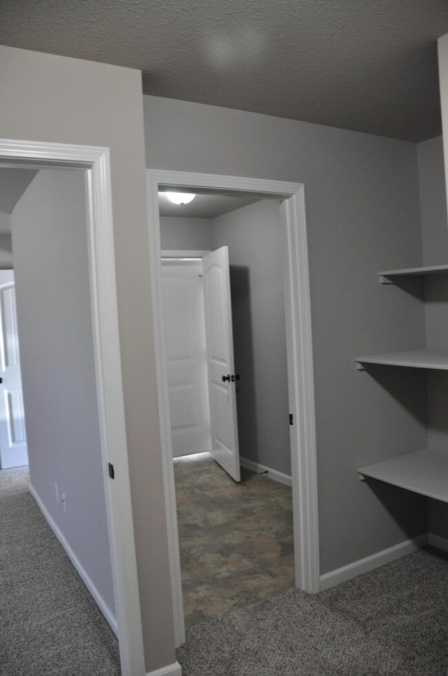 Building Photo - 5727 Abercorn Dr