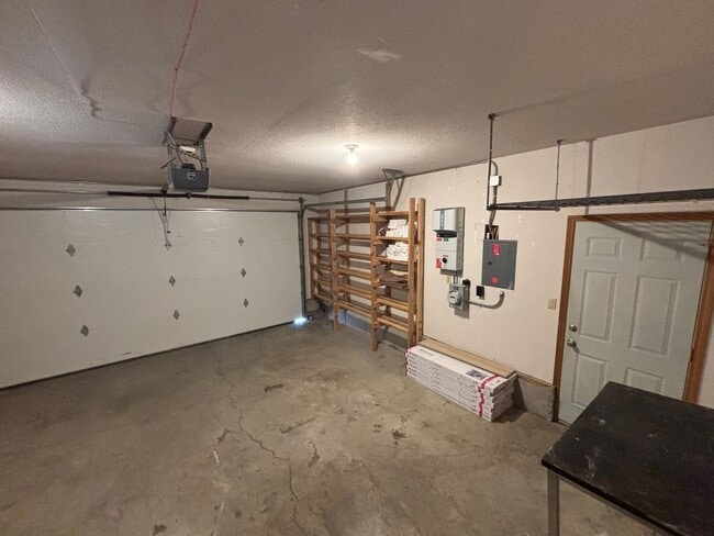 Building Photo - Freshly Updated Troutdale Gem with Enterta...