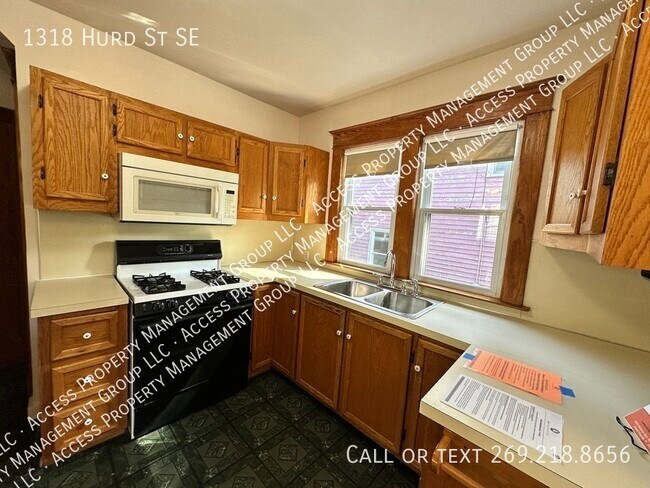 Building Photo - Eastown Three Bedroom Clean Home