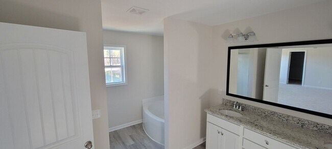 Building Photo - Brand new 5 bed room home in Chapin