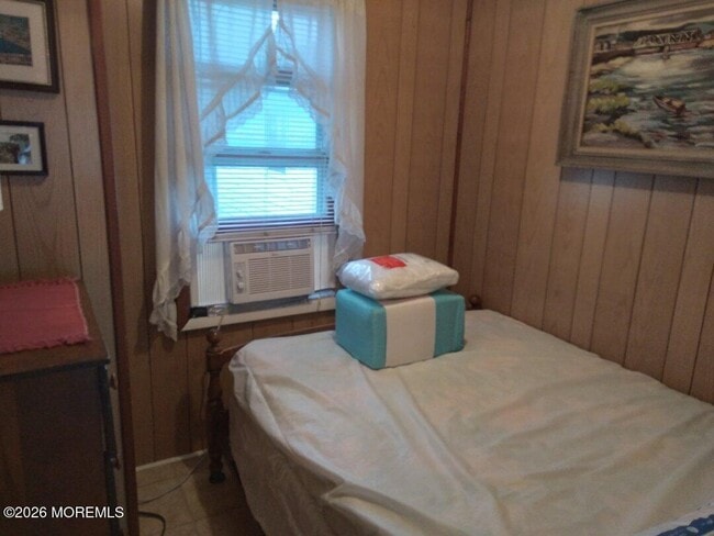 Building Photo - 10 Lake St