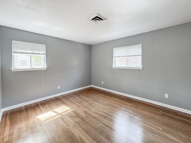 Building Photo - COME MEET YOUR NEW HOME IN KINGS GRANT!