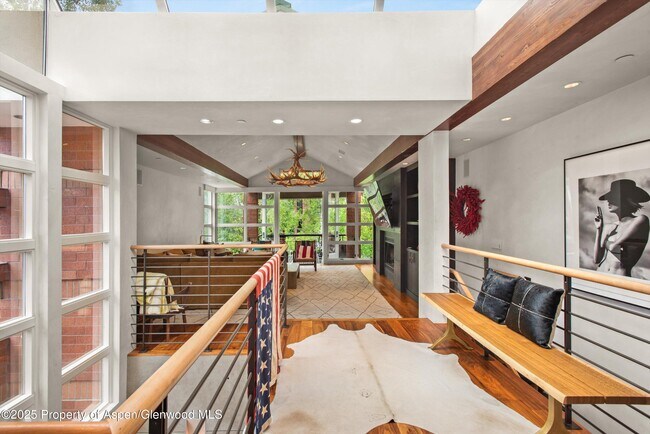 Building Photo - 706 E Hyman Ave