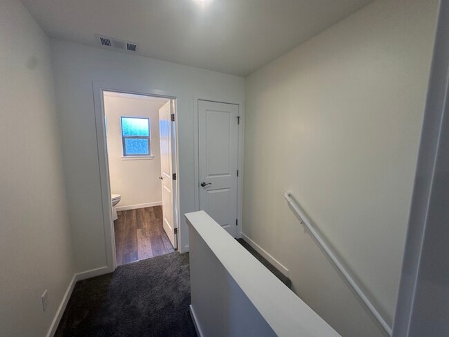 Building Photo - 112 Maple St