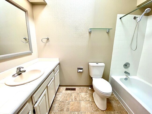 Building Photo - 4 Bedroom 2 bath Home in NW Boise