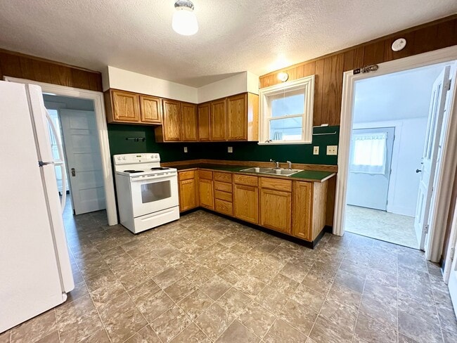 Building Photo - Charming 3 Bedroom Home Near Downtown Elle...