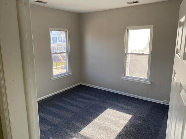 Building Photo - 327 S Main St