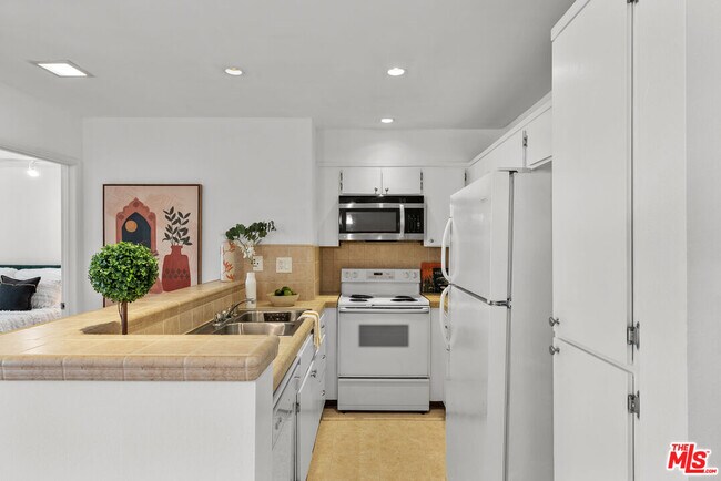 Building Photo - 1885 Veteran Ave