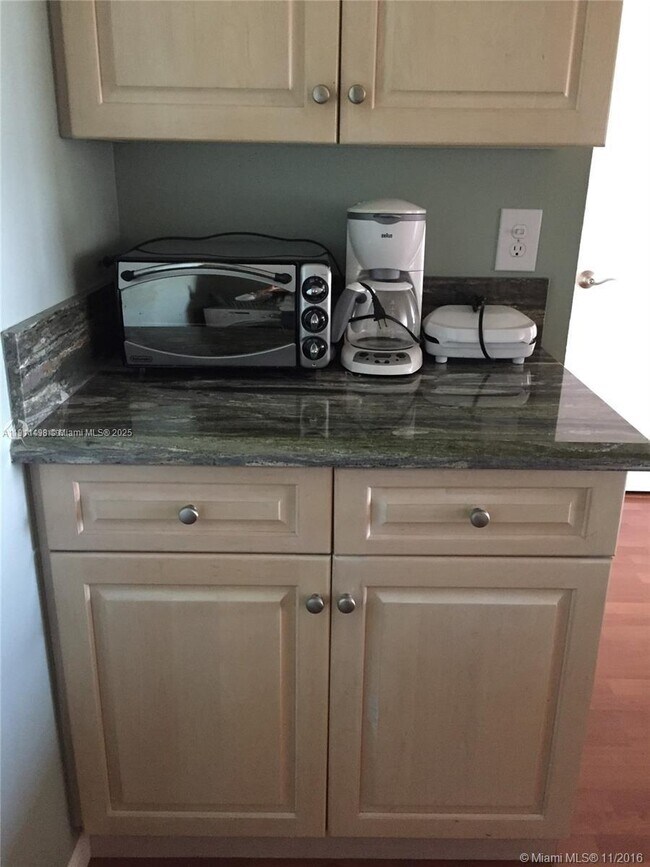 Building Photo - 200 Leslie Dr