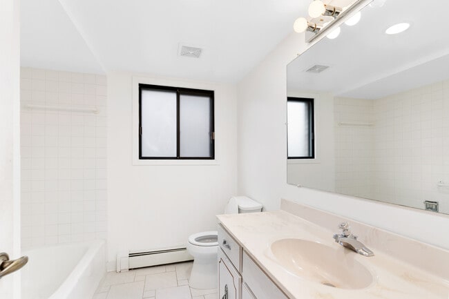 Building Photo - 15128 Quail Hollow Dr