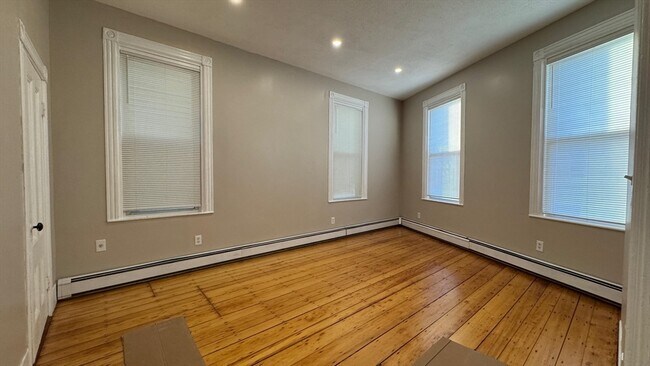 Building Photo - 62 River St