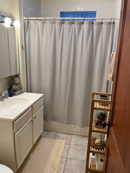 Building Photo - 2217 Rice W St