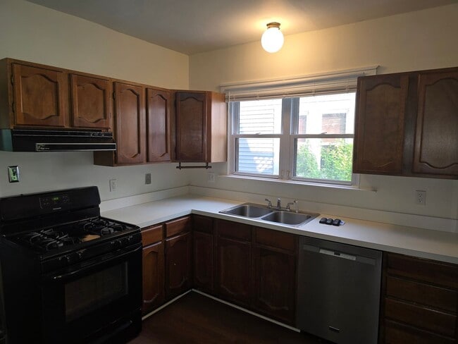 Building Photo - 1235 Lakepointe St