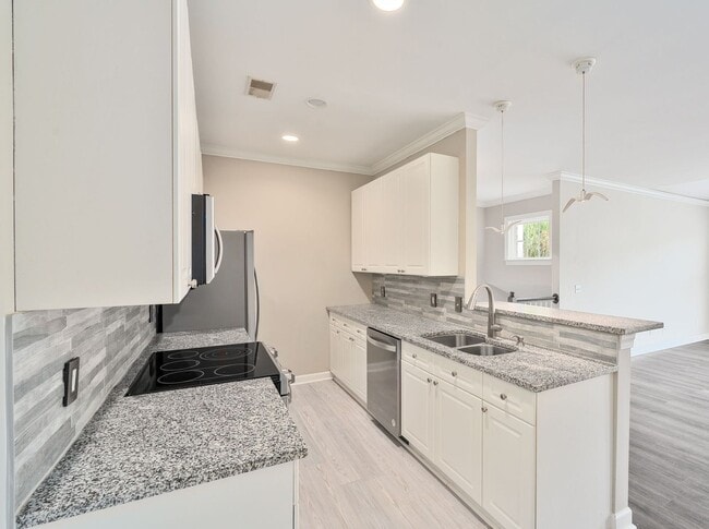 Building Photo - Luxury Living in Mt. Pleasant’s Ellington ...
