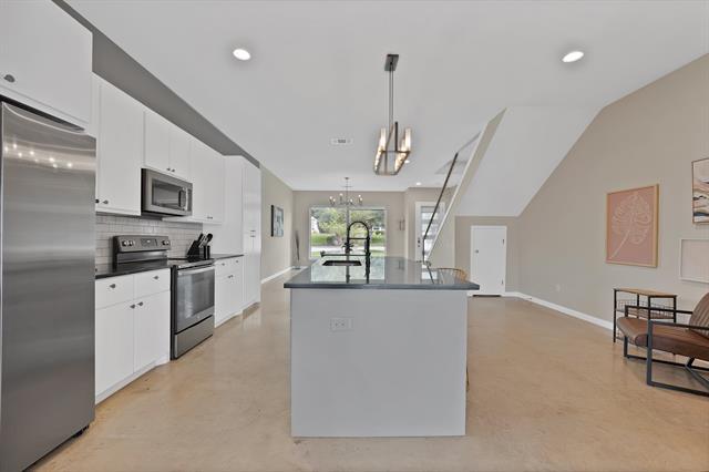 Building Photo - 4635 Calmont Ave