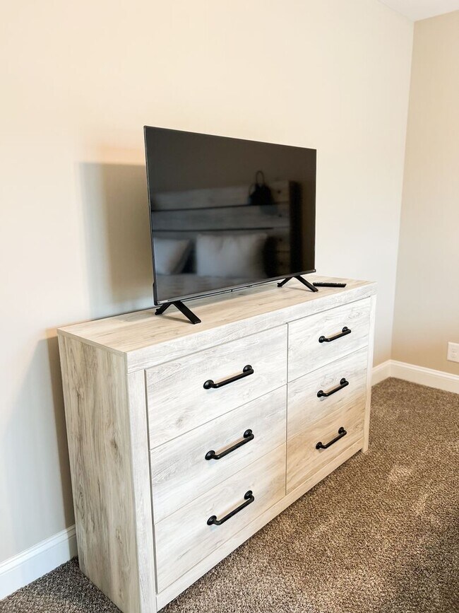 Building Photo - Move-In Specials Available! Beautiful Sing...