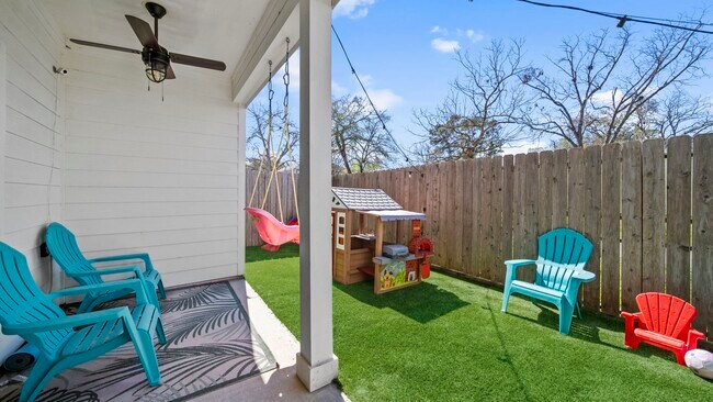 Building Photo - 833 Wakefield Dr