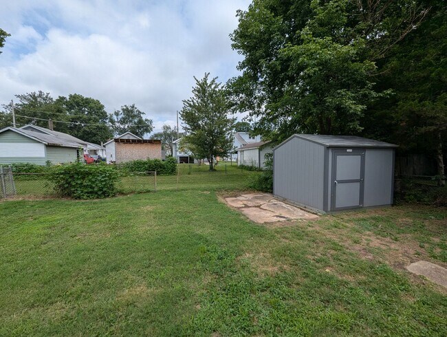 Building Photo - Living Large in Lemay - Section 8 Friendly!