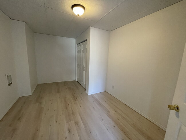 Building Photo - 3 bed 1 bath ground level apartment with n...
