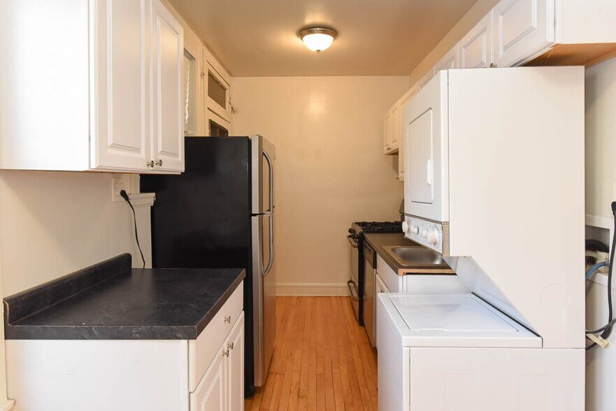 Building Photo - 1421 W Hutchinson St