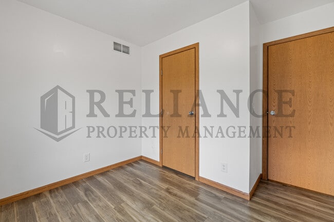 Building Photo - 305 S Elm St