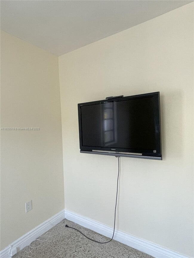 Building Photo - 10500 NW 28th Ct