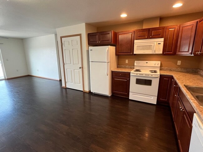 Building Photo - 2 Bed 1 Bath Single Stall Garage