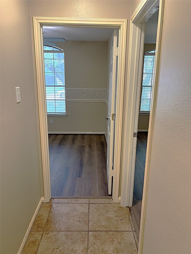 Building Photo - 4910 Linden Pl