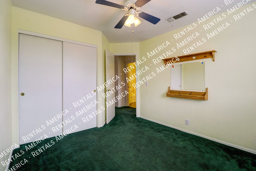 Building Photo - 2517 W Knox Rd