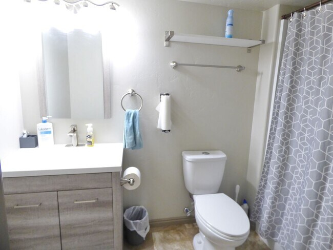 Building Photo - Great 4 Bd 3.5 Bath Townhome