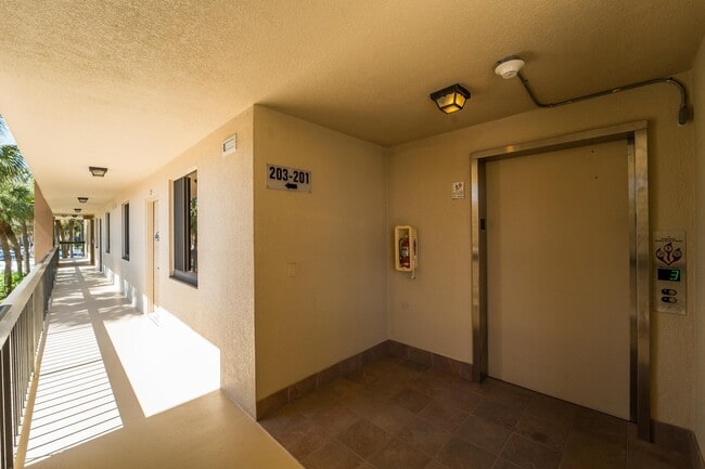 Building Photo - 2501 Marina Isle Way