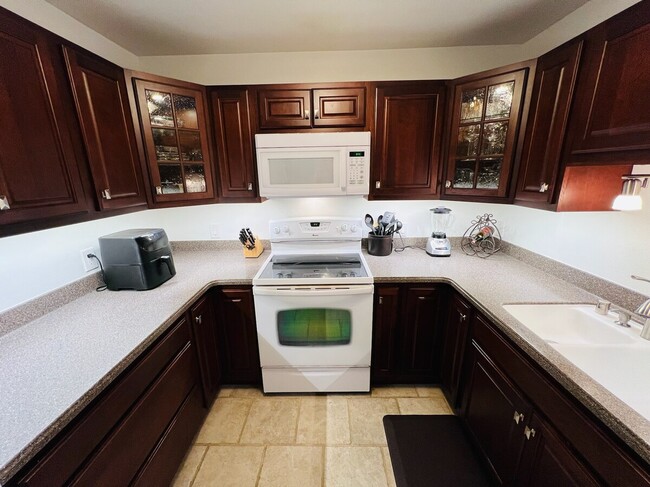 Building Photo - 2 Bed, 1 Bath Newly Renovated Rental