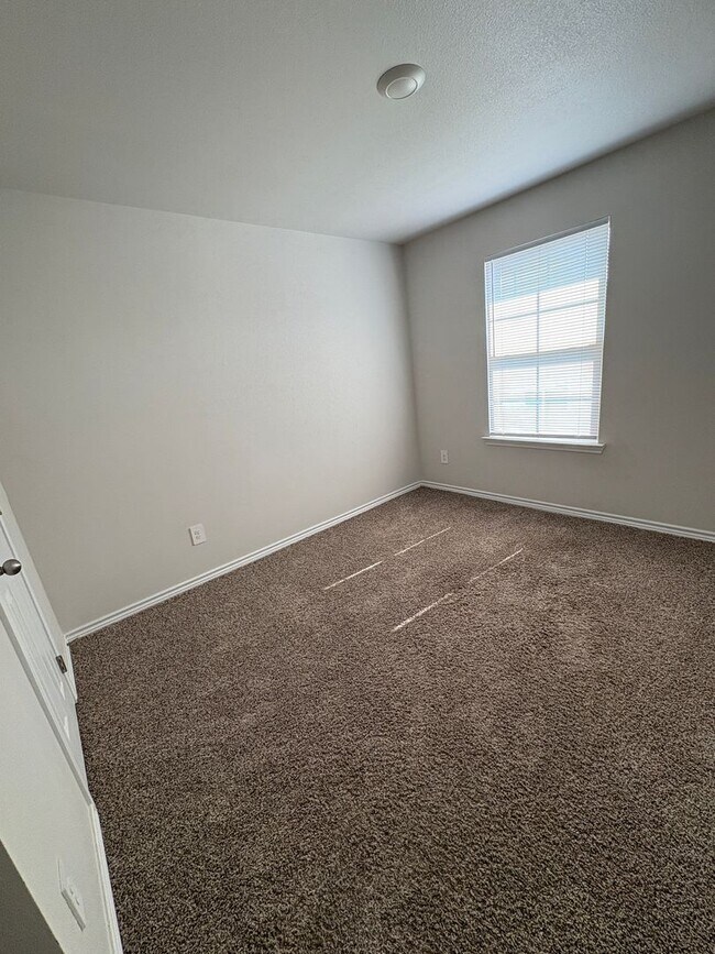 Building Photo - Half off deposit for OCTOBER