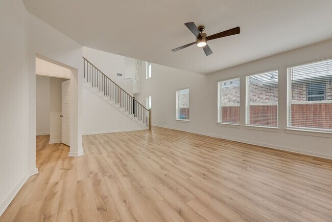 Building Photo - Beautiful 5 bedroom 3 full bath home in the heart of Heartland!