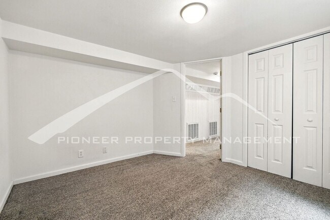 Building Photo - Charming Duplex with Washer/Dryer and Fenc...