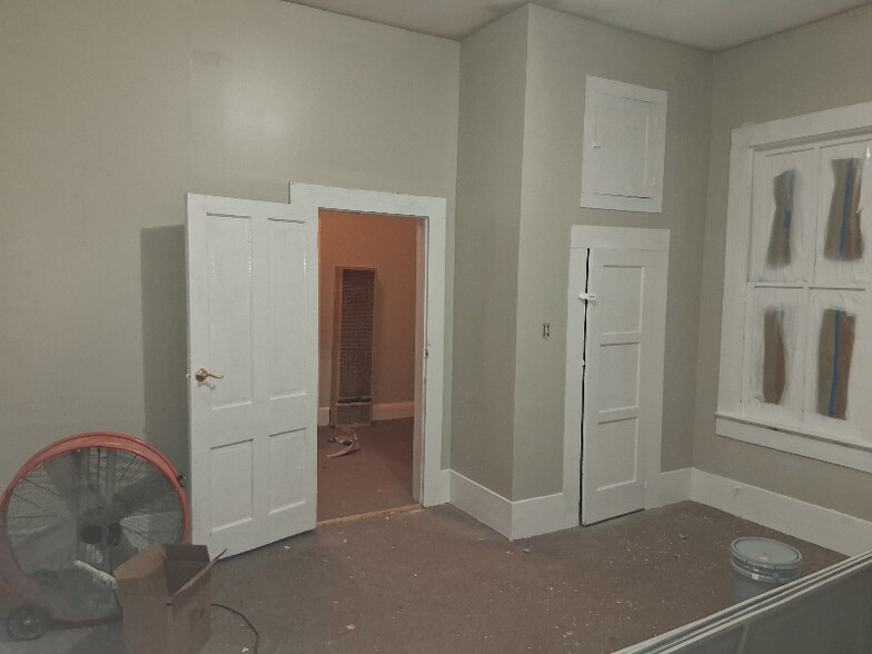 Building Photo - 1903 Shirland Ave