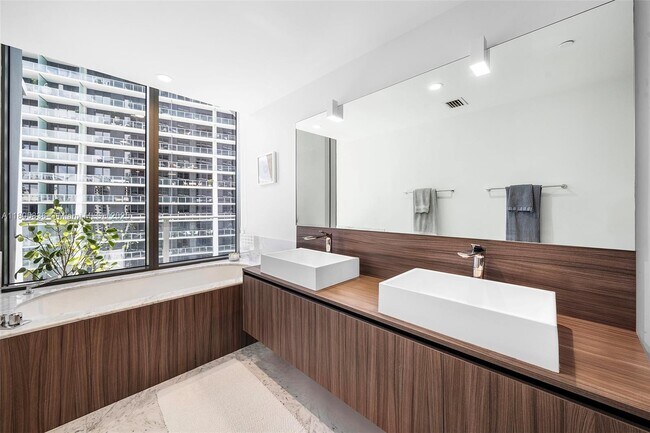Building Photo - 1000 Brickell Plaza