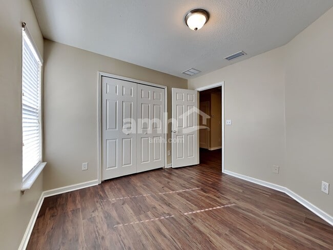 Building Photo - 304 N Hidden Tree Dr