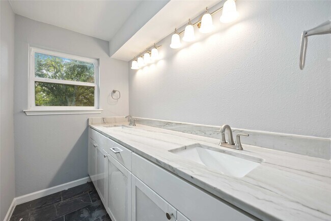 Building Photo - 3823 Fernglade Dr