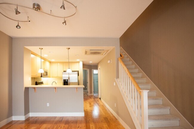 Building Photo - PALO ALTO SCHOOL DISTRICT- Tri-Level Execu...