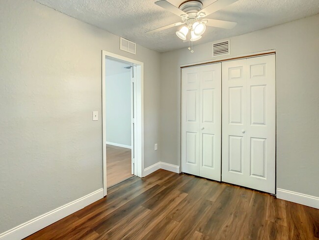 Building Photo - Charming Three bedroom one bath with huge ...