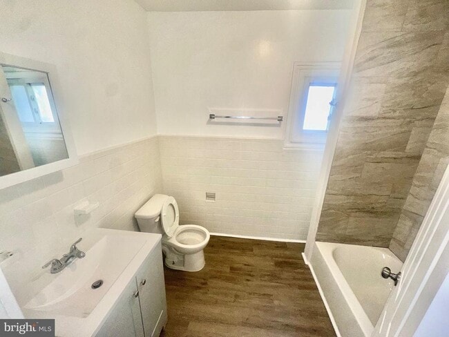 Building Photo - 26 Cavell St