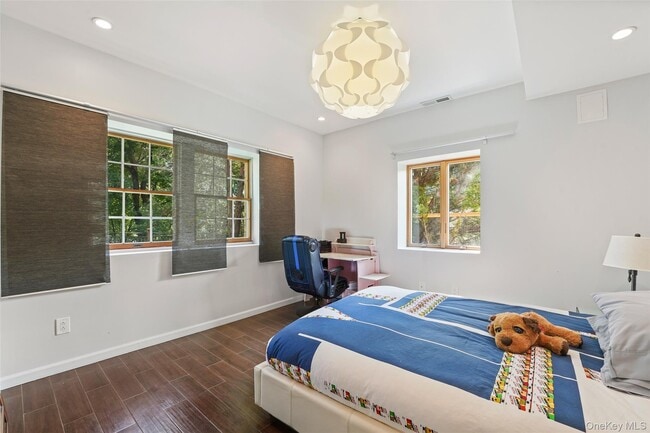 Building Photo - 2 Hudson St