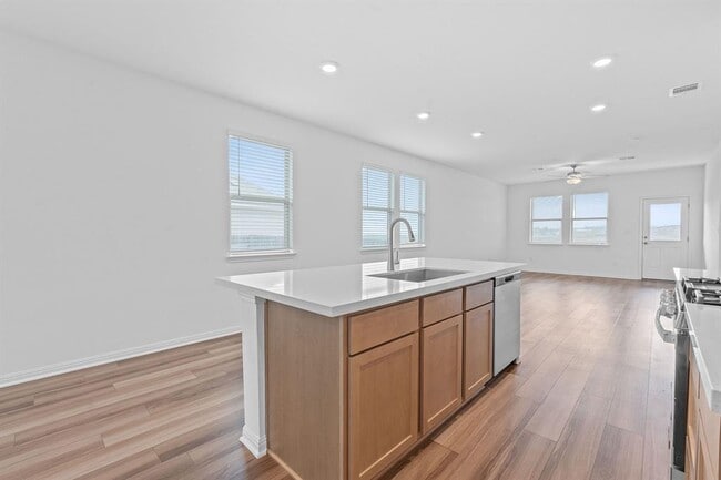 Building Photo - 202 Lime St