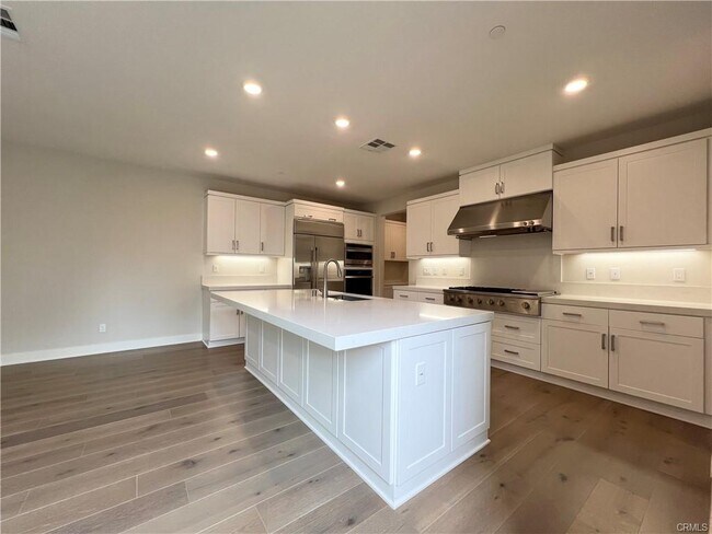 Building Photo - 108 Chorus