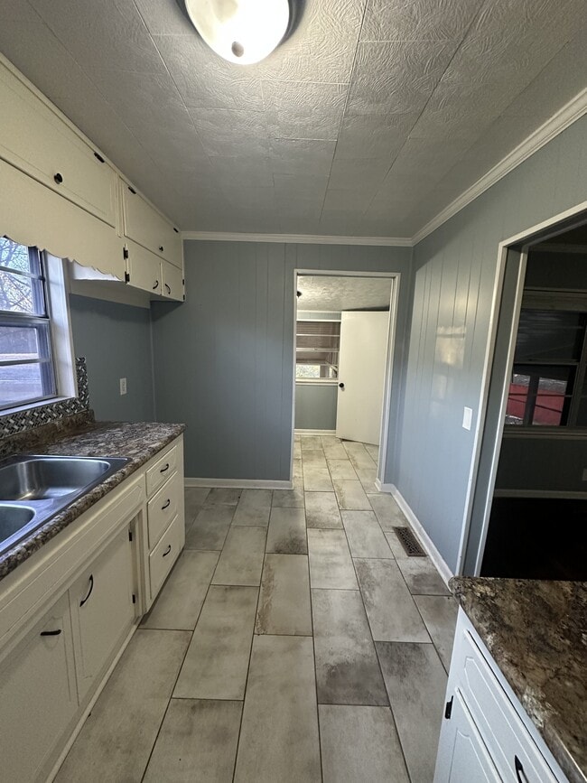 Building Photo - 1633 Yvonne Dr