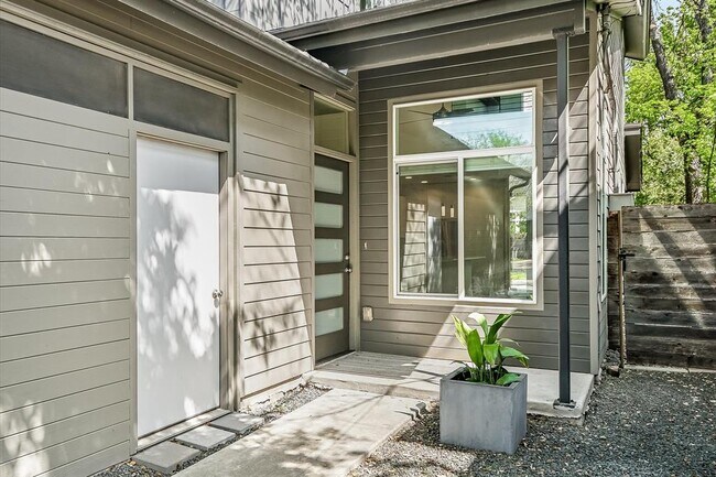 Building Photo - 1006 Payne Ave